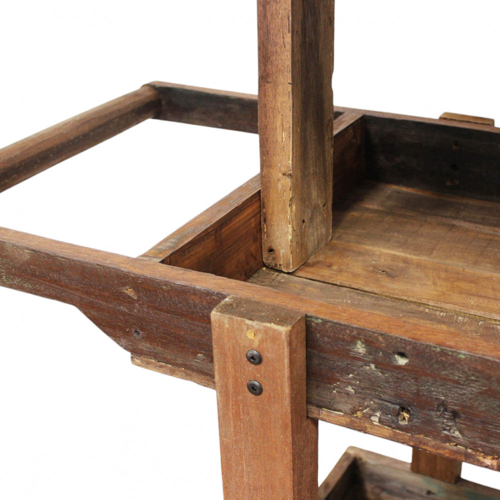 Dettaglio strutturale dei ripiani e delle maniglie in legno massello riciclato del carrello MOBILE ALFRED.