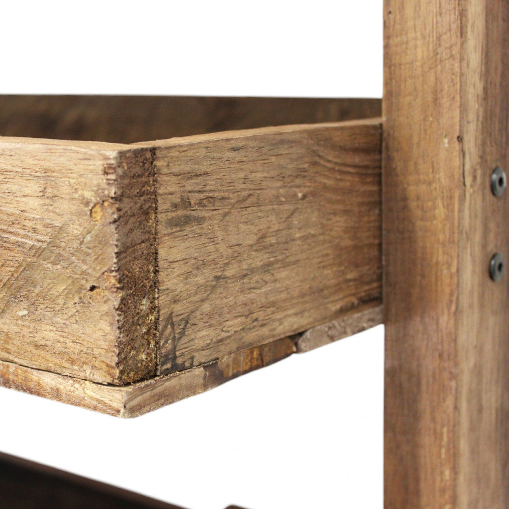 Primo piano sulle venature autentiche e la lavorazione artigianale del legno riciclato del ripiano.