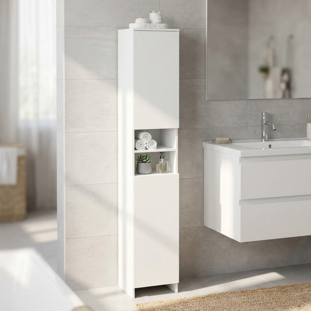 Vista angolare del mobile colonna bagno in legno e acciaio bianco con asciugamani e decorazioni.