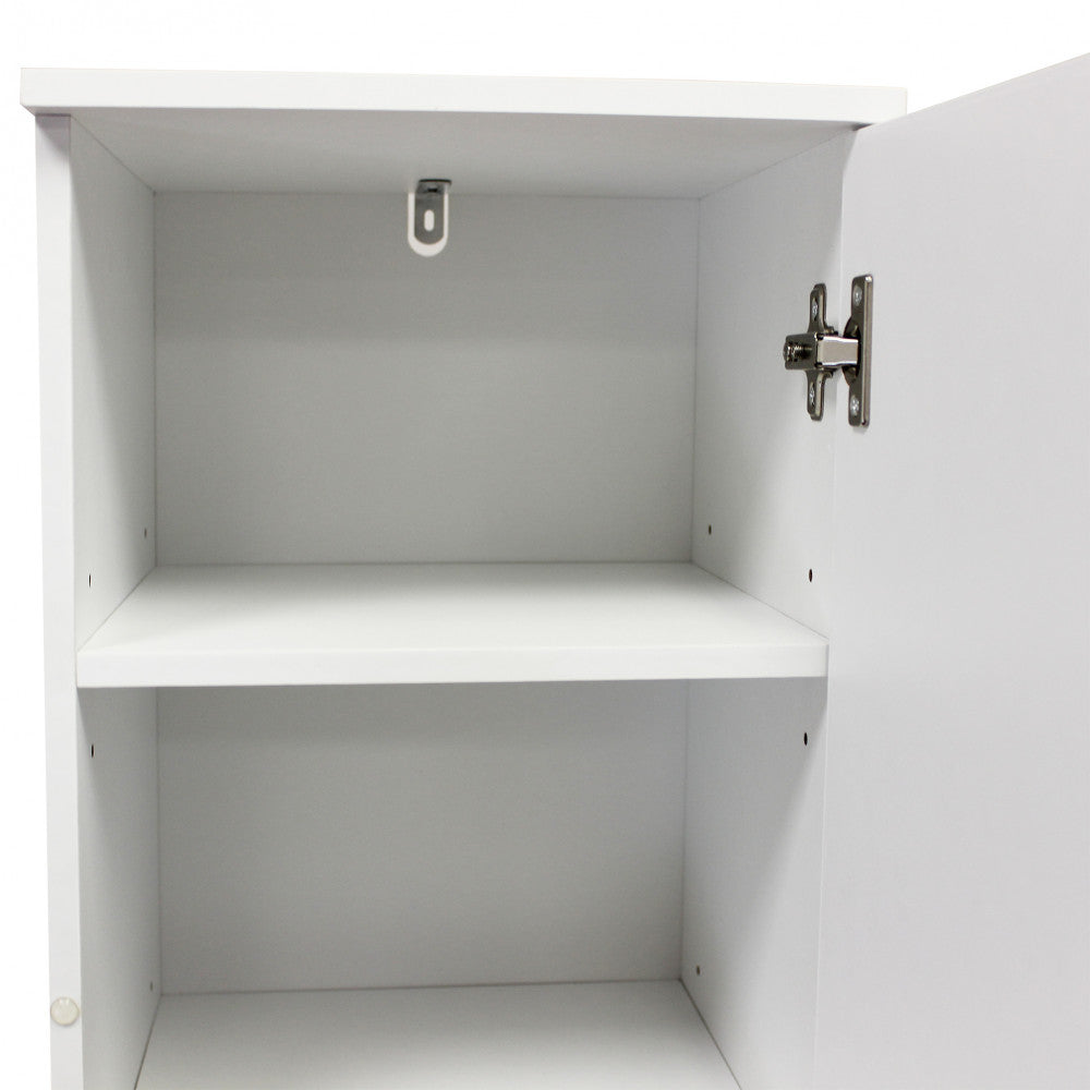 Dettaglio interno del mobile bagno con cerniere in acciaio premium e ripiano in legno bianco.