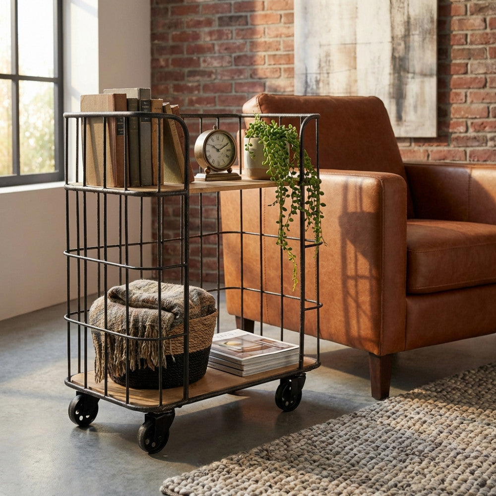 Carrello libreria in metallo nero e legno affiancato a una poltrona in pelle marrone.