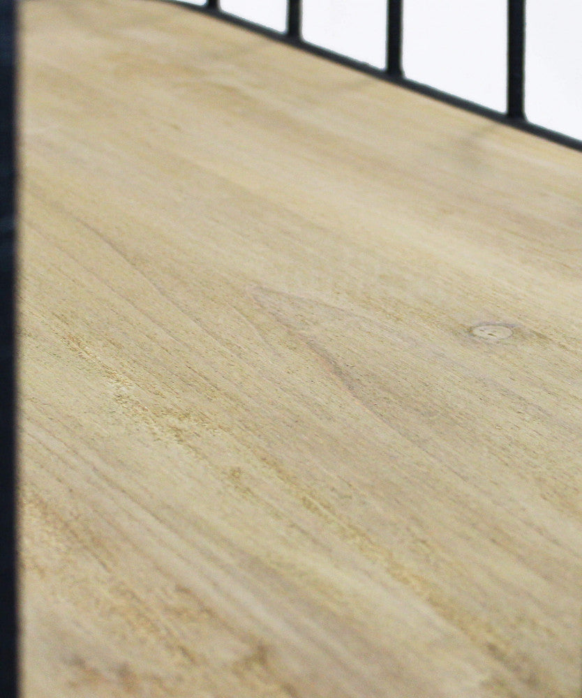 Primo piano della texture del ripiano in legno chiaro, che mostra le venature naturali.