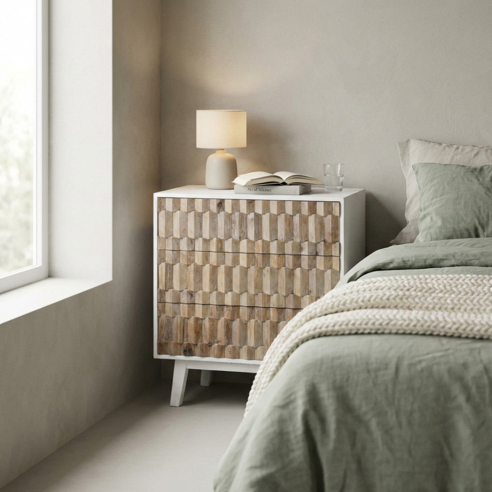 Cassettiera Alwyn in legno bianco e marrone ambientata in una camera da letto luminosa.
