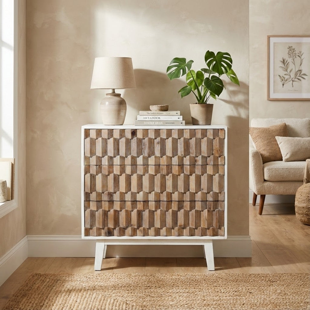 Cassettiera Alwyn ambientata in un soggiorno elegante con lampada in ceramica e pianta decorativa.