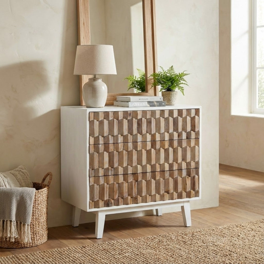 Cassettiera Alwyn posizionata sotto uno specchio con cornice in legno in un ambiente neutro.