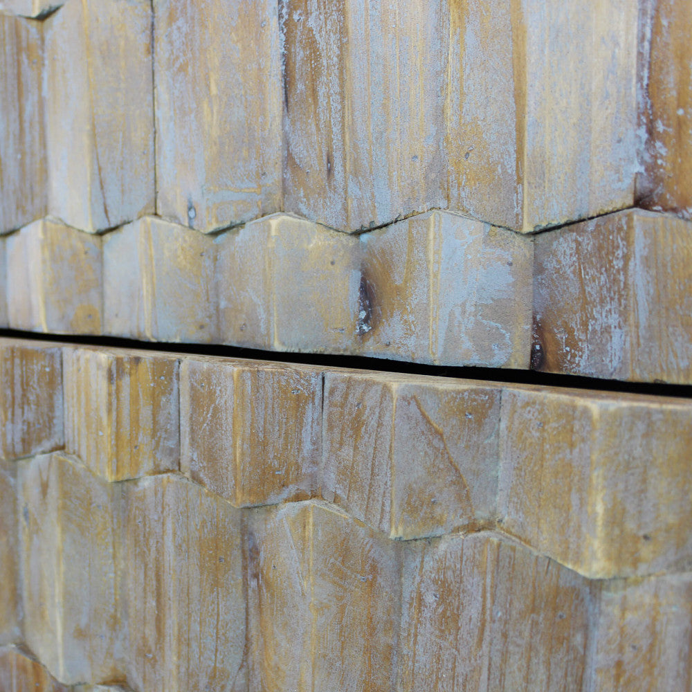 Dettaglio macro della lavorazione geometrica in legno sui frontali dei cassetti.