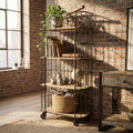 Libreria industriale AMYAS in legno e metallo ambientata in un soggiorno loft con piante ricadenti e decorazioni vintage.