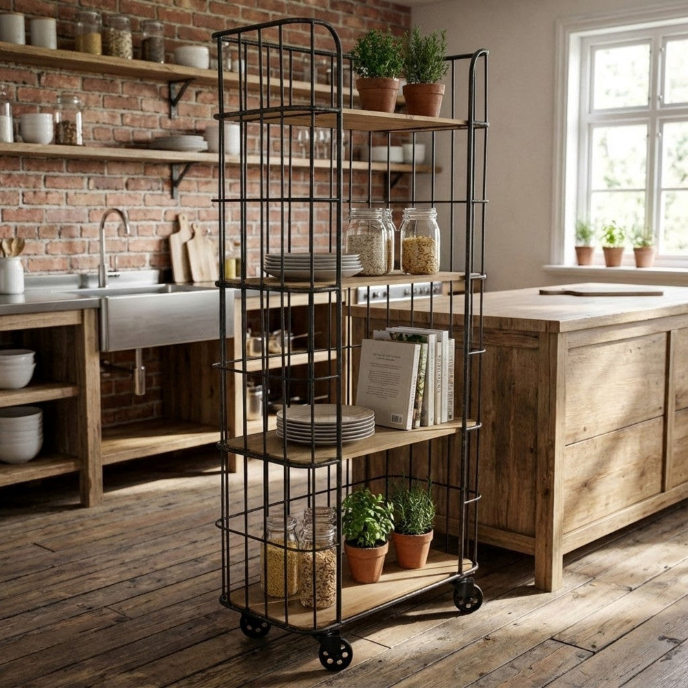 La libreria mobile AMYAS integrata in una cucina rustica, utilizzata per contenere barattoli e erbe aromatiche.