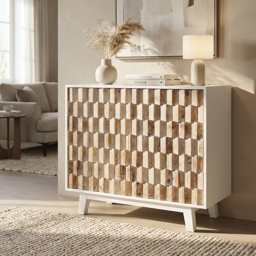 Credenza ANGUS in legno bianco e marrone ambientata in un soggiorno luminoso con decorazioni neutre.