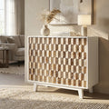 Credenza ANGUS in legno bianco e marrone ambientata in un soggiorno luminoso con decorazioni neutre.