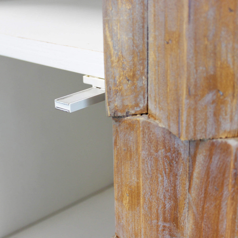Dettaglio della cerniera metallica e del bordo dell'anta in legno massiccio della credenza ANGUS.
