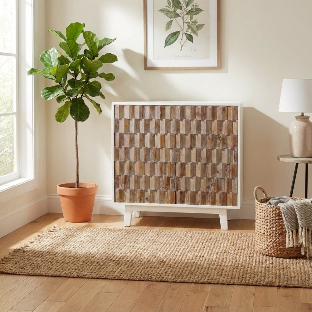 Credenza ANGUS inserita in un angolo accogliente con un tappeto in iuta e una pianta d'appartamento.