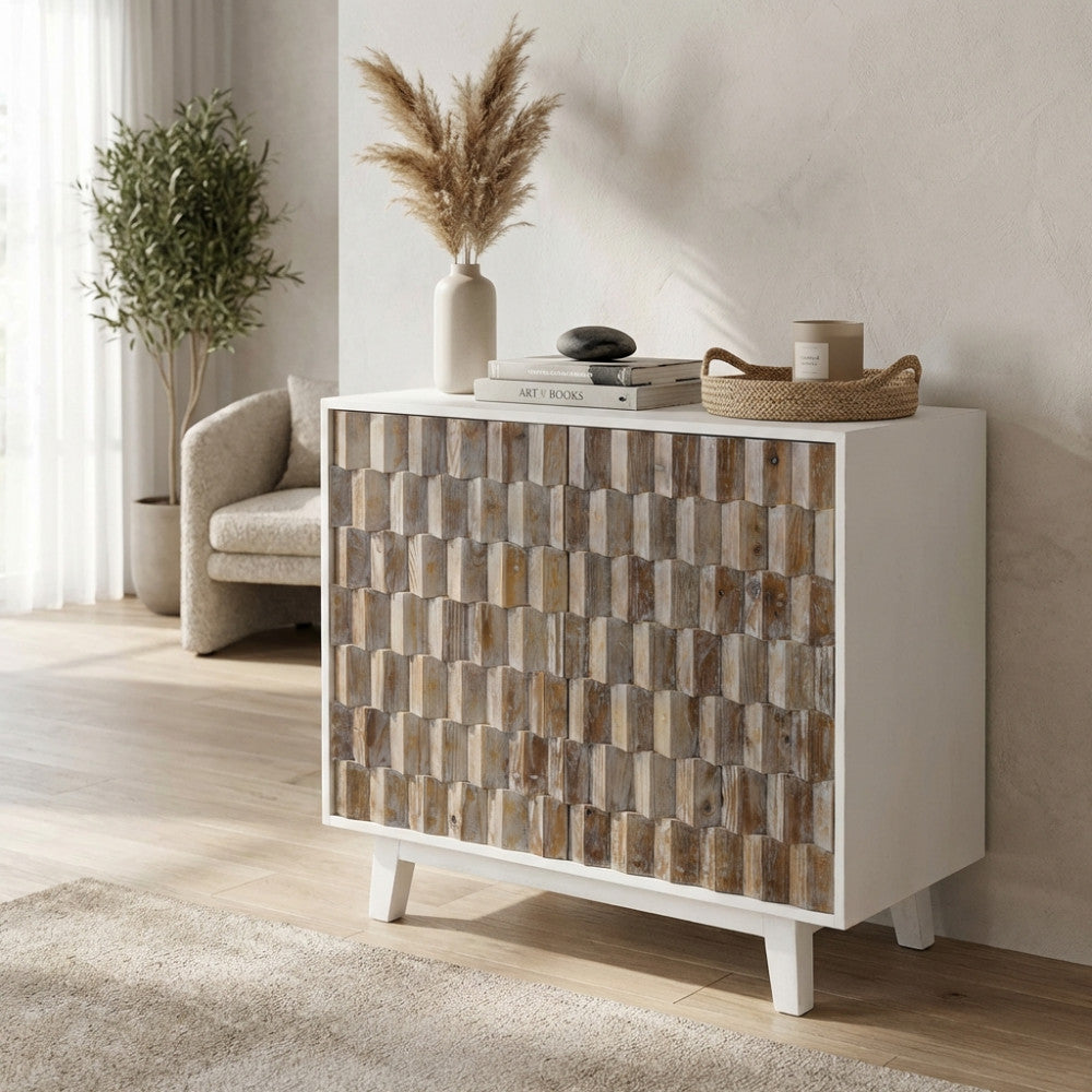 Vista angolare della credenza ANGUS, che evidenzia il contrasto tra la struttura bianca e le ante in legno tridimensionale.