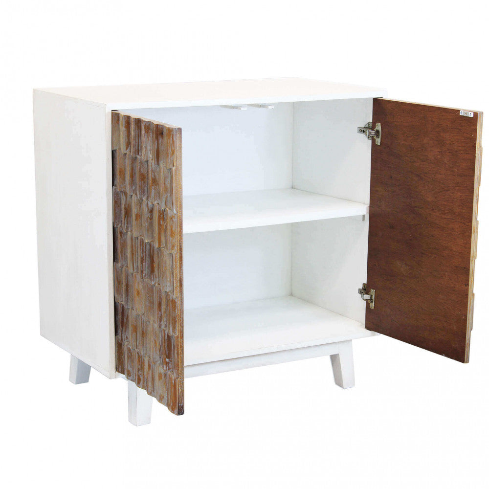 Credenza ANGUS con un'anta aperta, rivelando il ripiano interno bianco e lo spessore del legno.