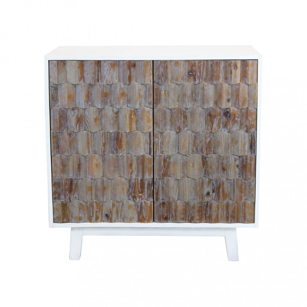 Vista frontale della credenza ANGUS chiusa, con il suo caratteristico pattern a rilievo in legno marrone.