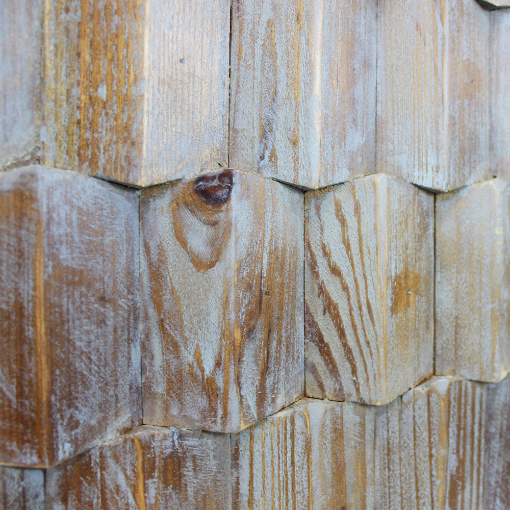 Dettaglio ravvicinato della lavorazione tridimensionale del legno sulle ante della credenza ANGUS.