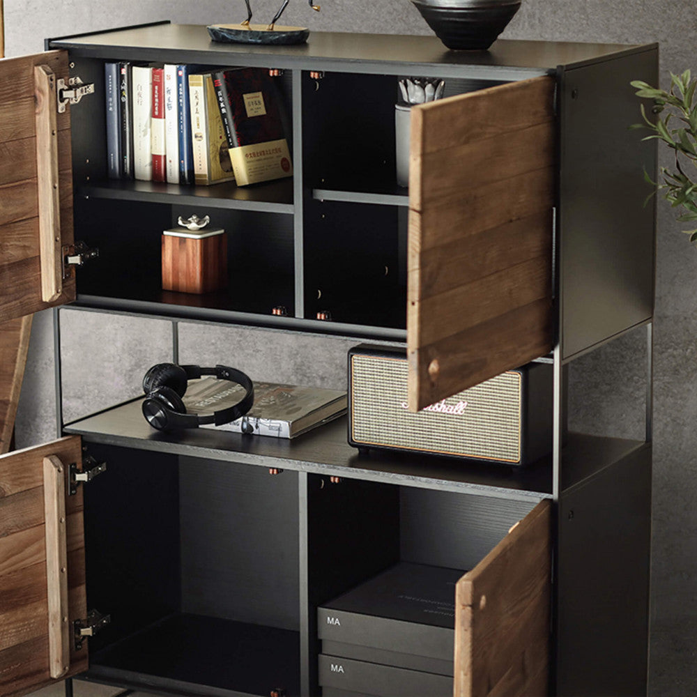 Dettaglio delle ante superiori aperte della credenza ANSELM, mostrando l'organizzazione interna dei ripiani.