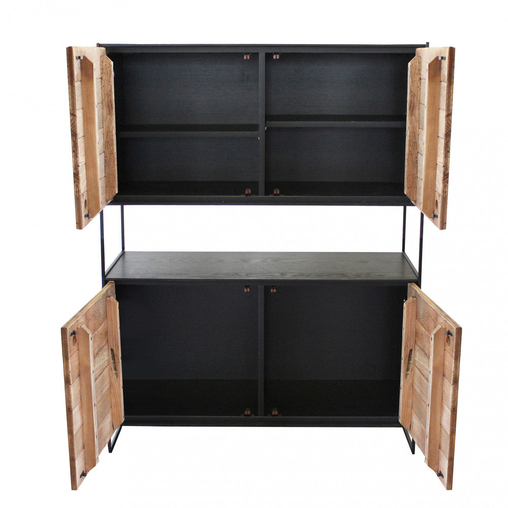 Credenza ANSELM con ante aperte, vista frontale su fondo bianco, mostrando gli ampi vani interni.