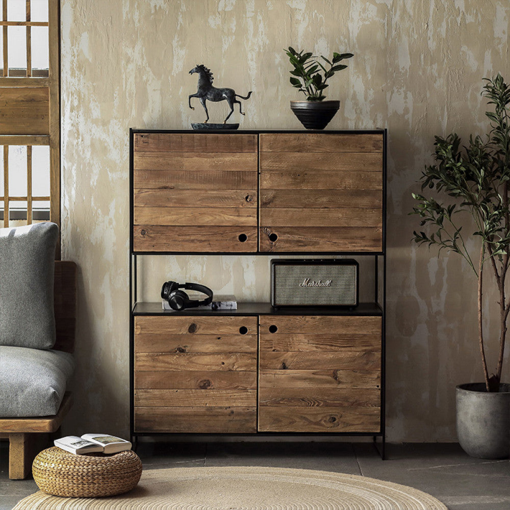 Credenza ANSELM allestita con oggetti di design e uno speaker, vista frontale in un ambiente sofisticato.