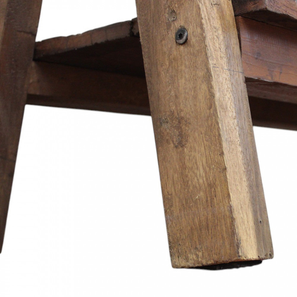 Dettaglio ravvicinato della giunzione della gamba della libreria, che mostra l'autentica texture vissuta del legno riciclato e una vite in metallo di sicurezza.