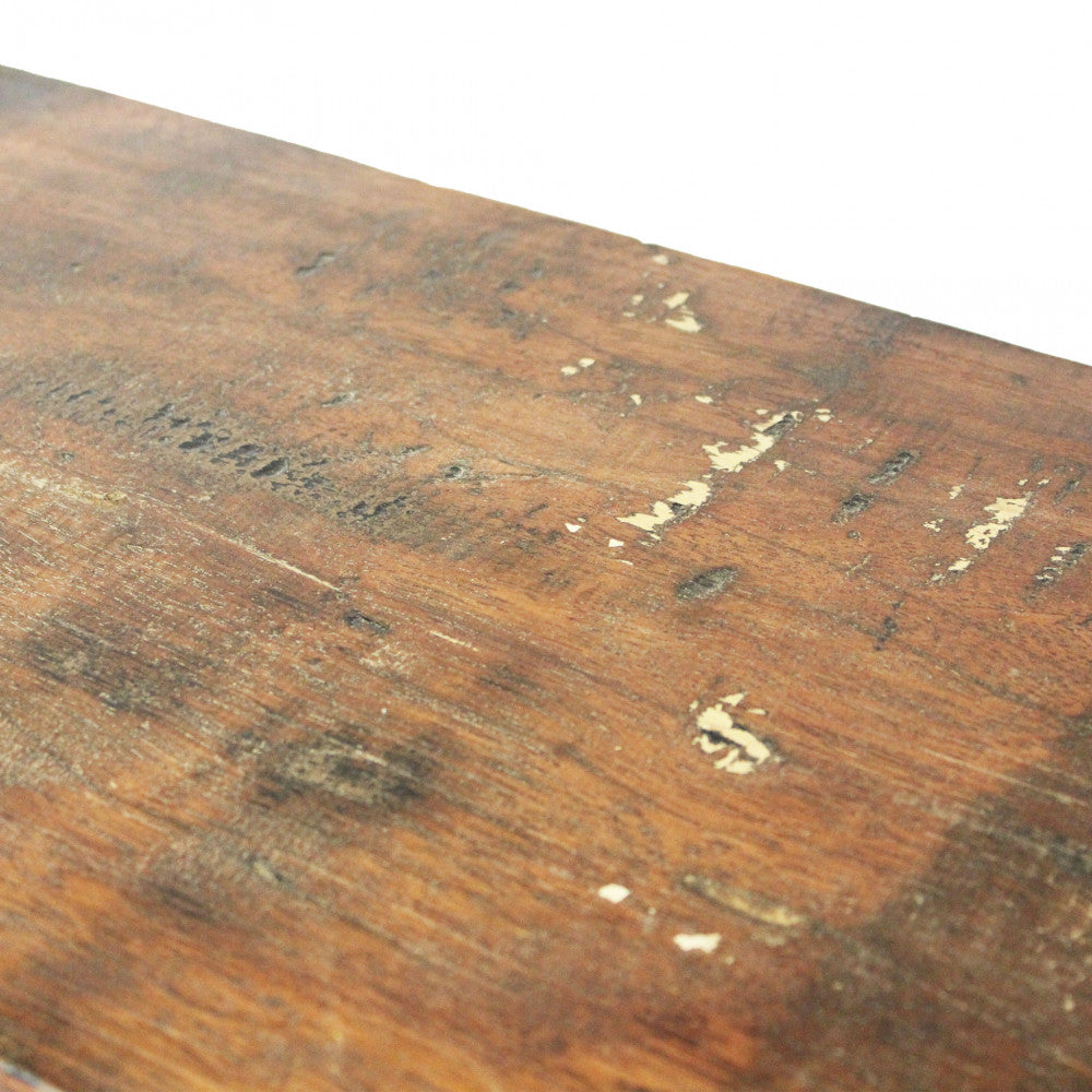 Scatto macro della superficie del ripiano, che rivela la ricca venatura materica e la bellissima patina invecchiata del legno 100% riciclato.