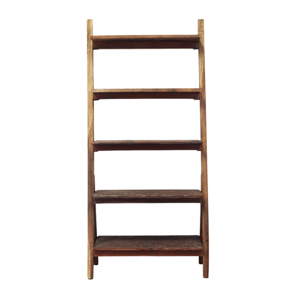 Scatto in studio frontale della libreria Anthony vuota, che mostra l'allineamento simmetrico dei suoi cinque ripiani progressivamente più profondi.