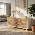 Credenza ANTWAN in legno bianco e marrone ambientata in un luminoso soggiorno moderno.