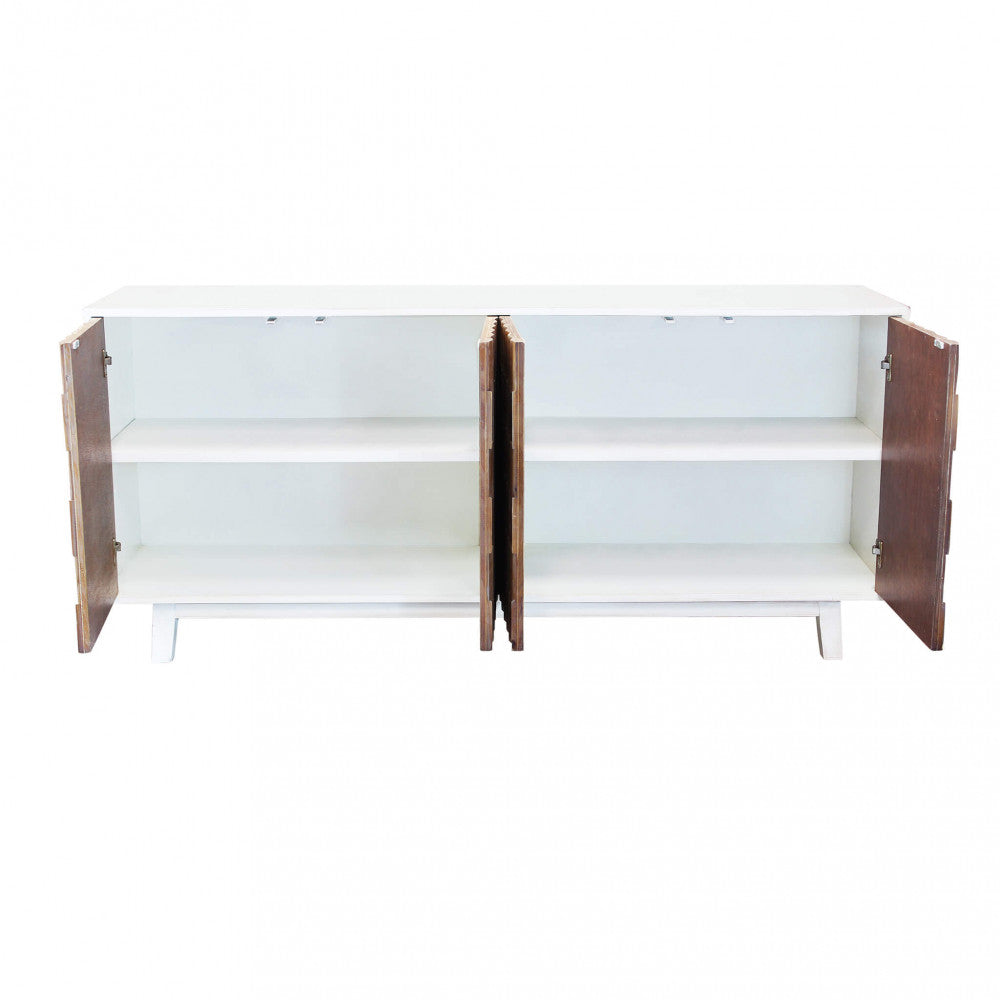 Vista frontale della credenza con tutte le ante aperte, mostrando la simmetria degli scomparti.