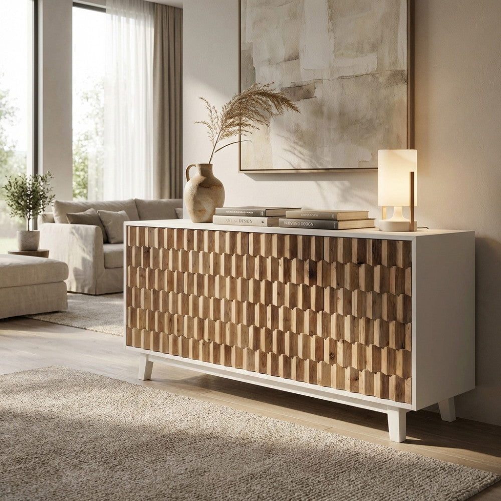 Vista angolare della credenza ANTWAN con ante dalla texture tridimensionale in legno.