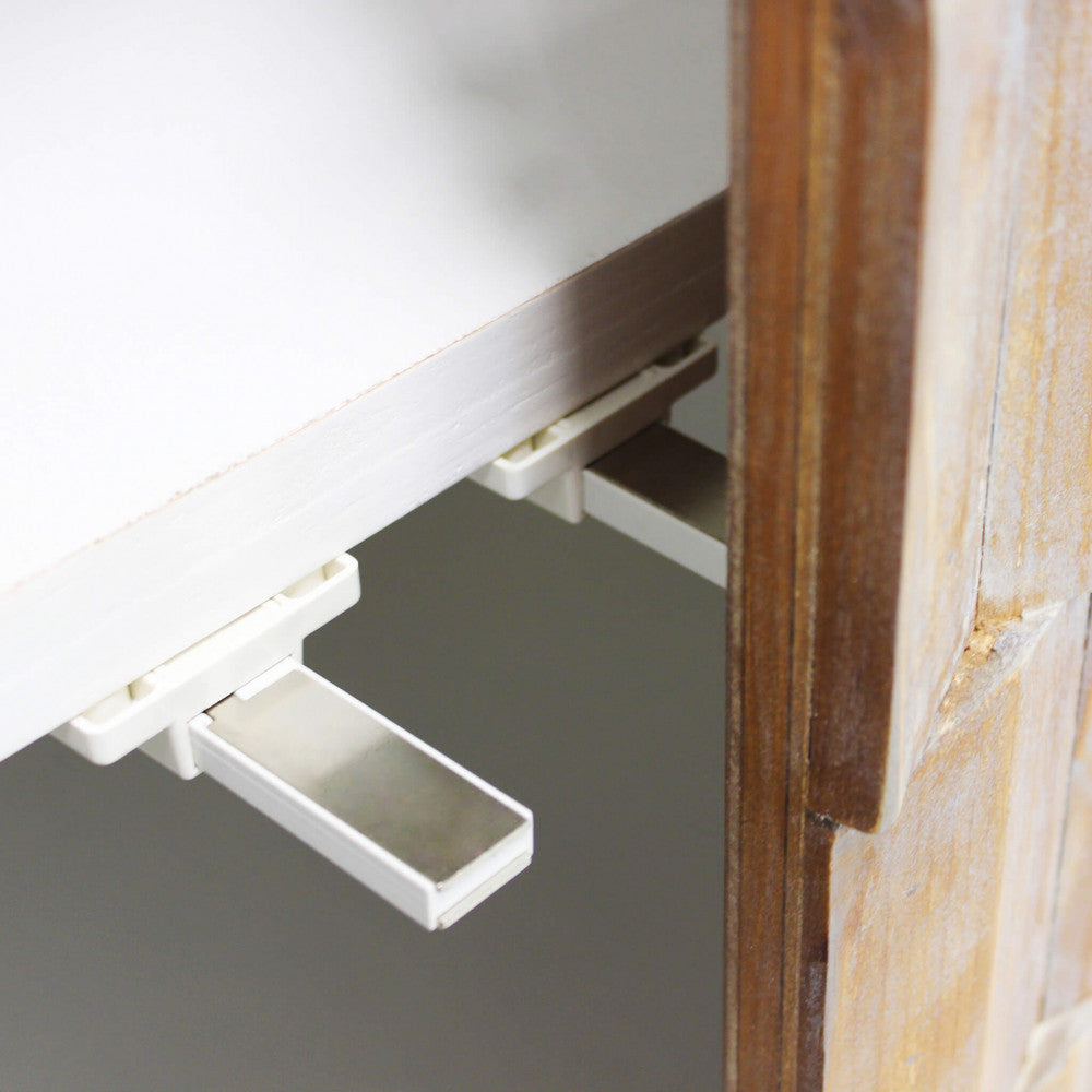 Dettaglio ravvicinato del meccanismo di chiusura magnetica interno della credenza in legno.