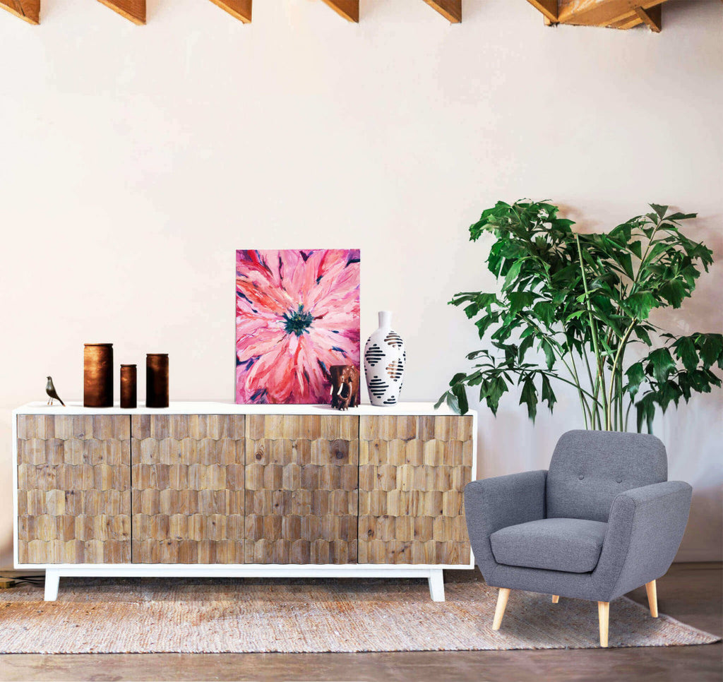 Credenza ANTWAN inserita in un contesto living eclettico con poltrona grigia e piante.