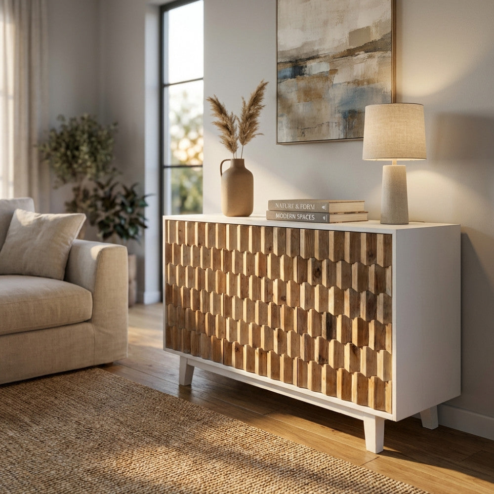 Credenza ARCHIE in legno bianco e marrone ambientata in un luminoso soggiorno di lusso.