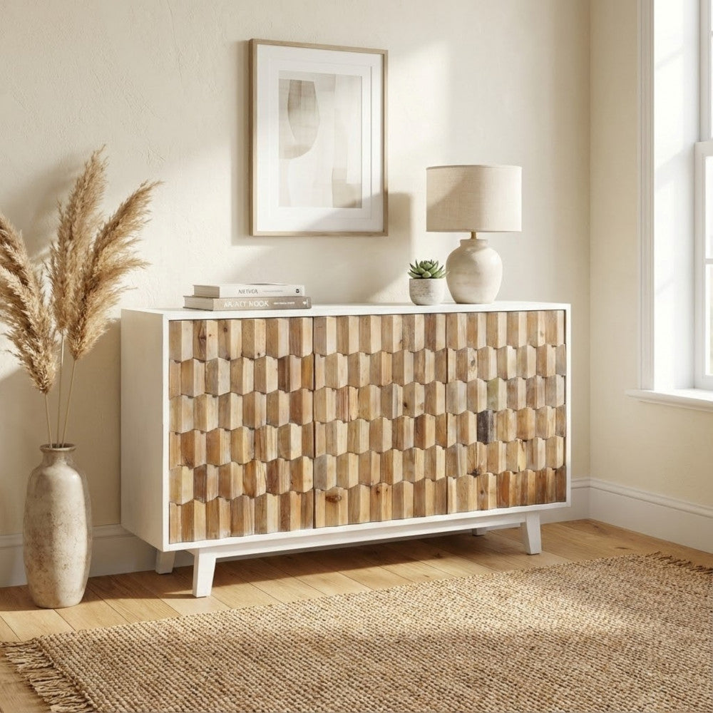 Credenza ARCHIE in un elegante salotto dai toni caldi, decorata con vasi in ceramica e pampas.