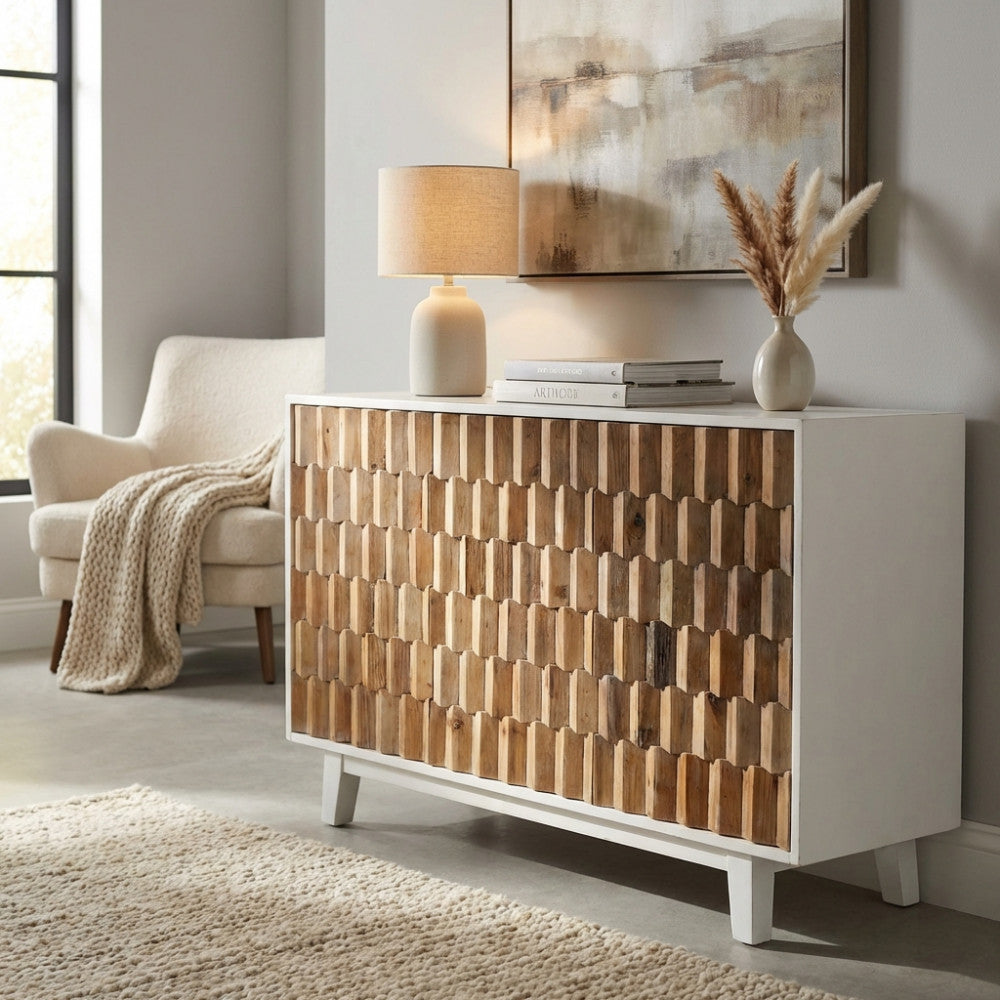 Vista angolare della credenza ARCHIE che mostra la texture tridimensionale delle ante in legno.