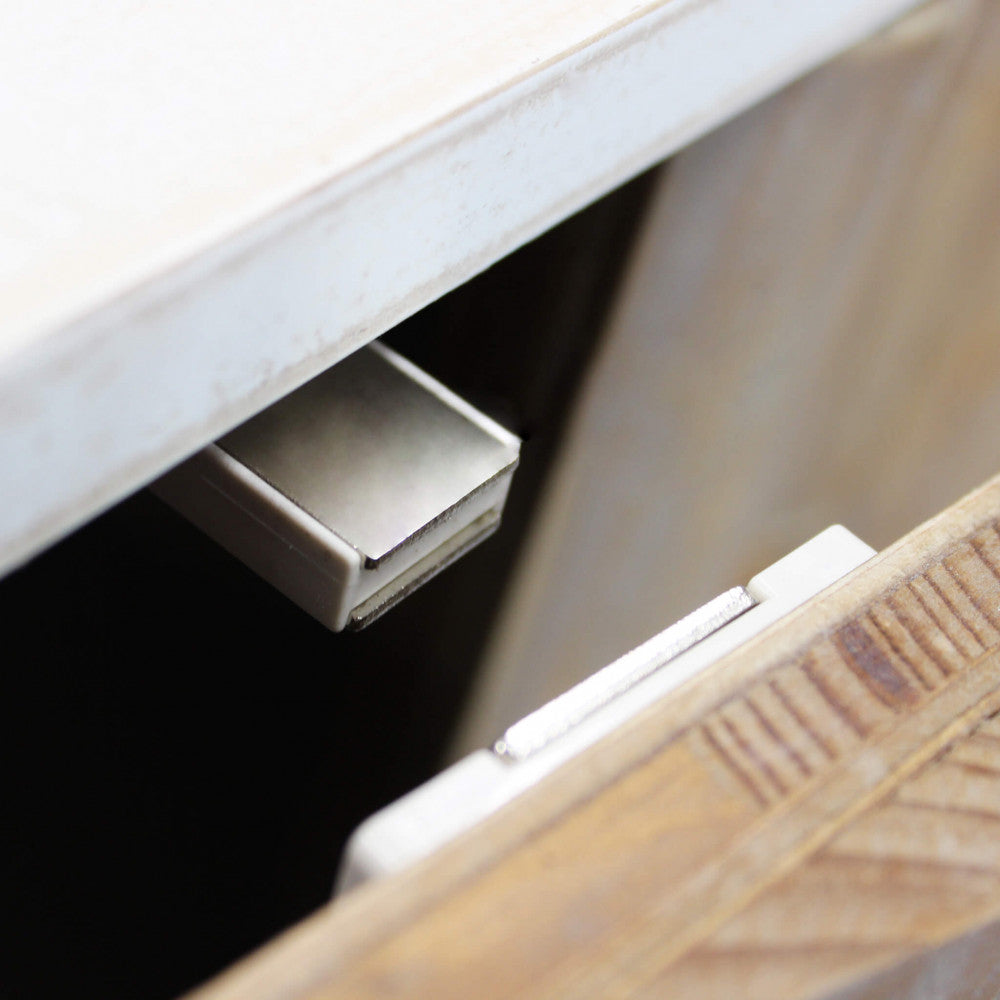 Dettaglio del meccanismo di chiusura magnetica interno della credenza ARCHIE in legno.