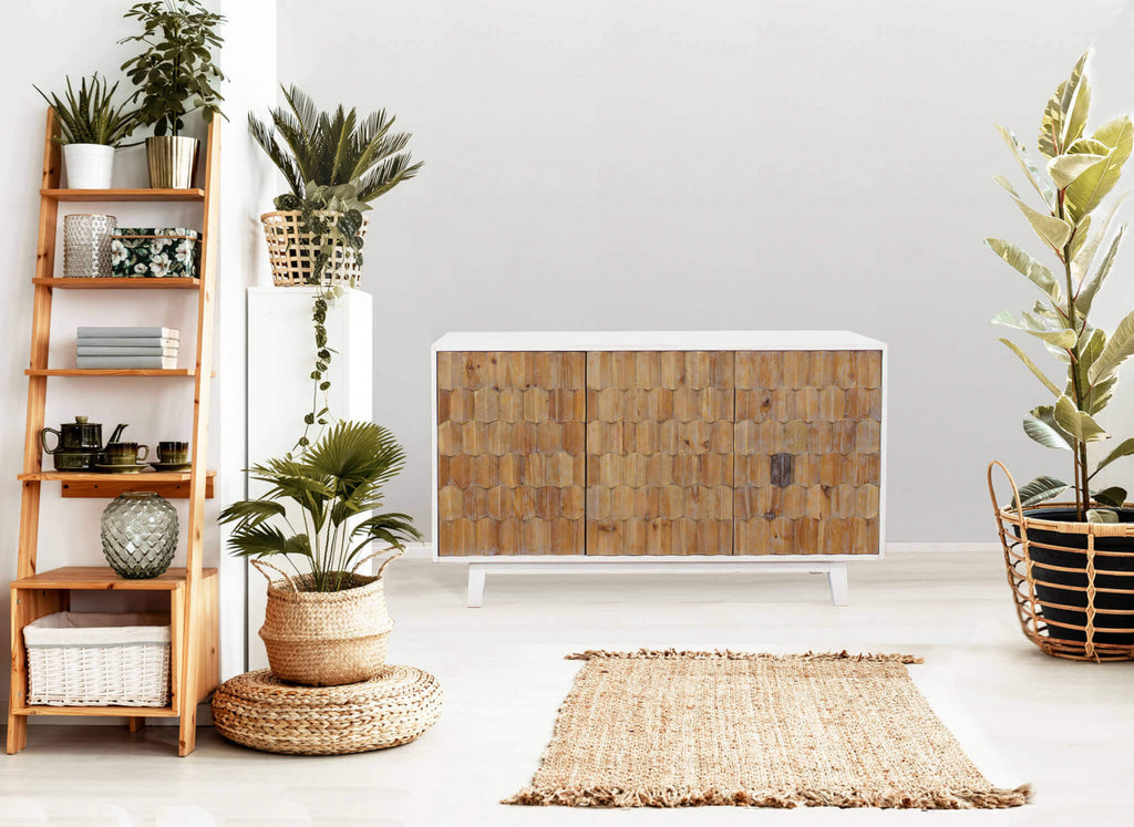 Credenza ARCHIE inserita in un contesto botanico con piante da interno e cesti in rattan.