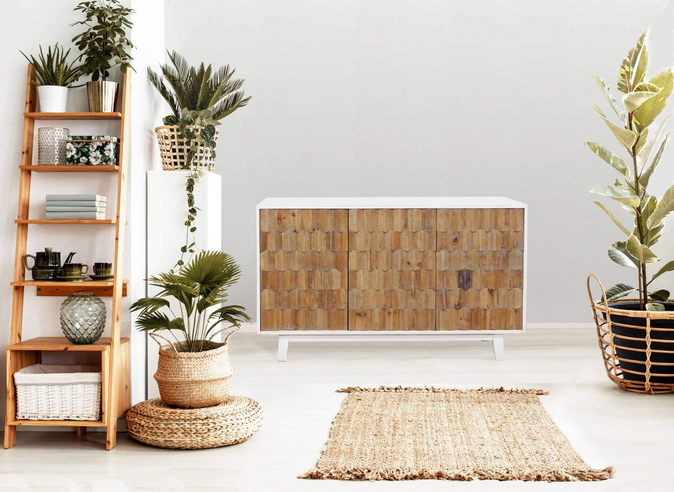 Credenza ARCHIE inserita in un contesto botanico con piante da interno e cesti in rattan.
