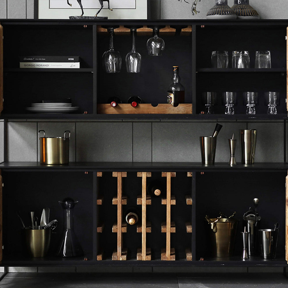 Dettaglio dei vani interni neri della credenza, organizzati con calici sospesi e bottiglie di vino.