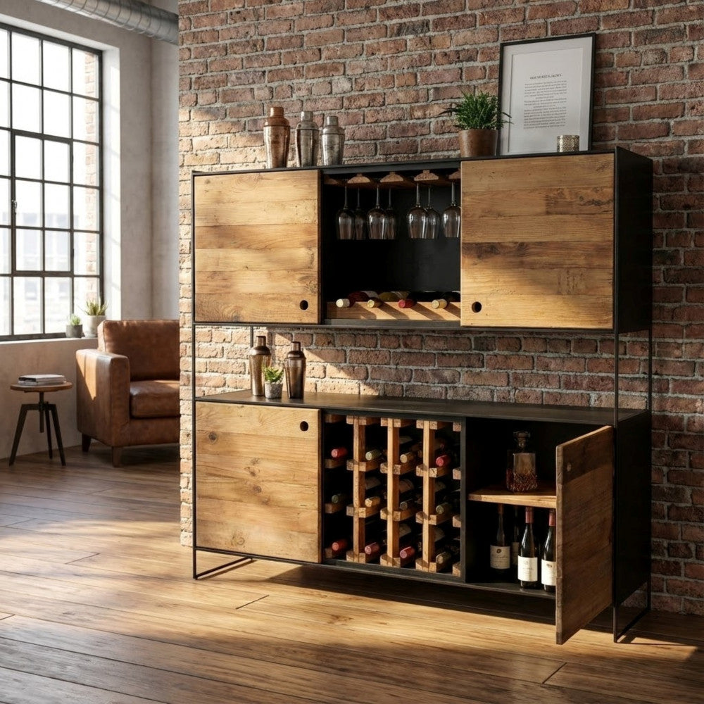 Credenza bar Arden posizionata contro un muro con mattoni a vista in un loft dallo stile urbano.