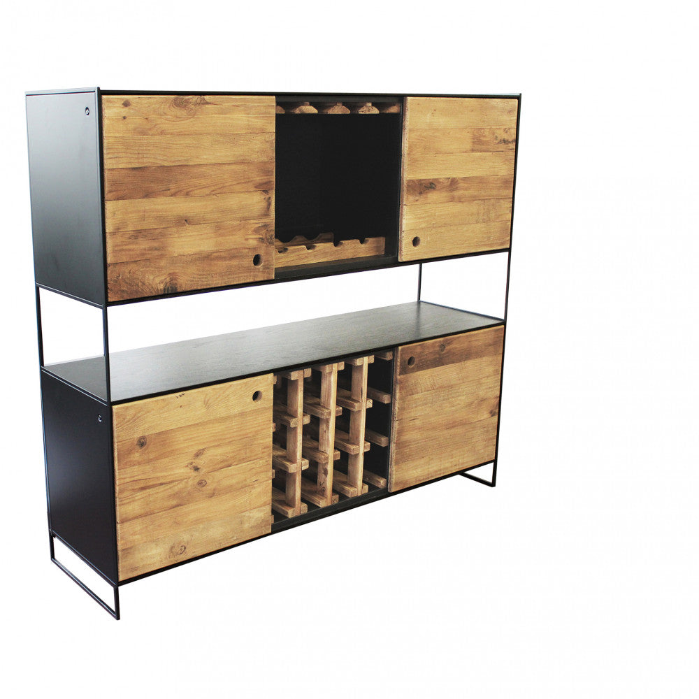 Prospettiva angolare della credenza in legno che mostra i vani portabottiglie e la struttura robusta.