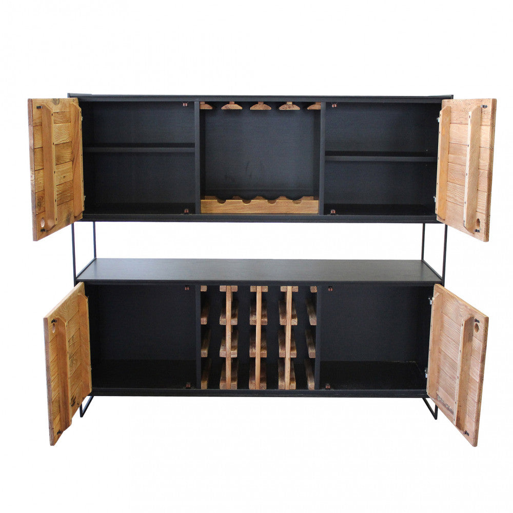 Credenza bar Arden con ante superiori e inferiori aperte, rivelando i ripiani interni neri.