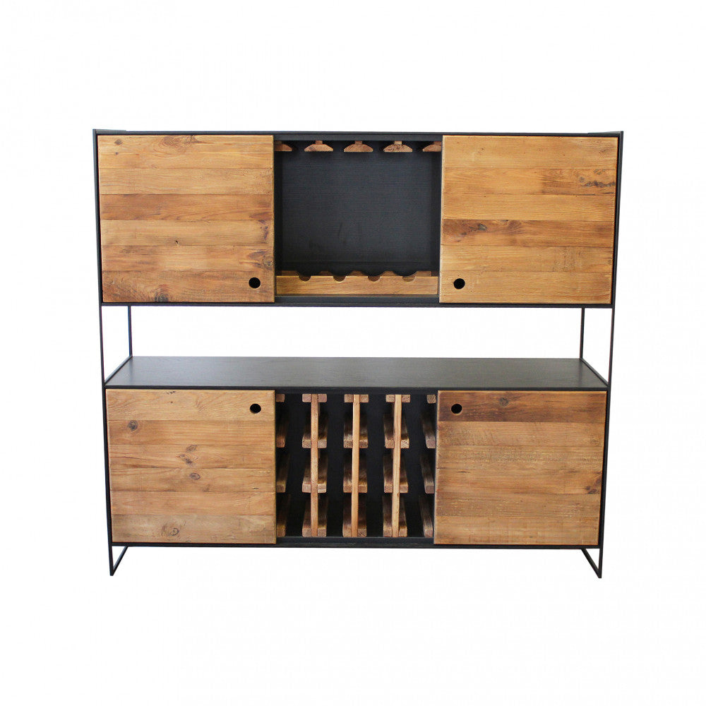 Vista frontale ravvicinata della credenza con ante chiuse, focalizzata sulle venature del legno marrone.