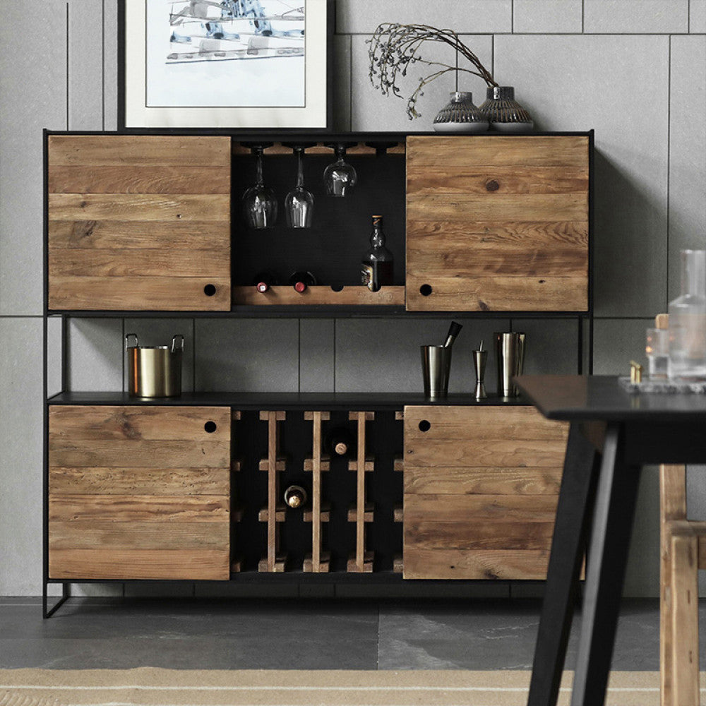 Credenza Arden allestita con bicchieri, bottiglie e accessori da bar in un ambiente sofisticato.