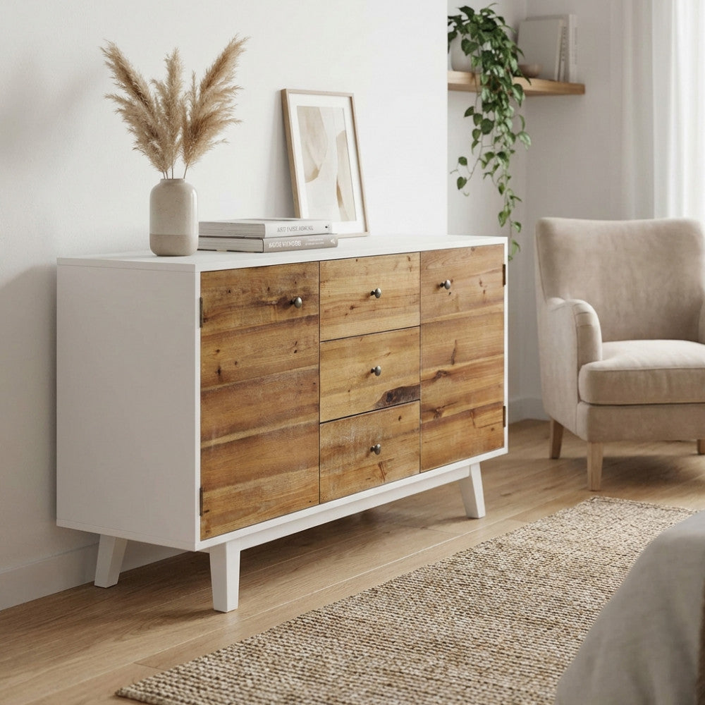 Vista angolare della credenza Austen in legno bicolore inserita in una zona giorno con poltrona beige e tappeto in iuta.