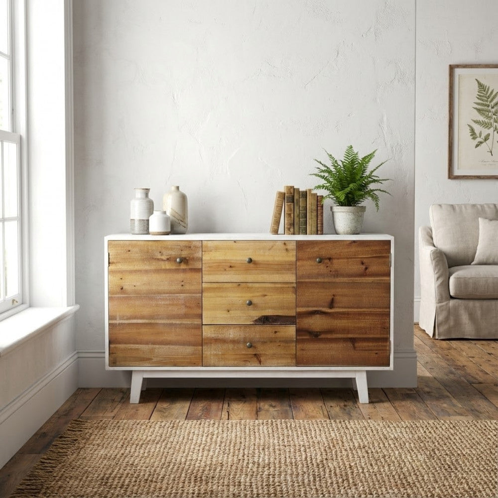 Credenza Austen frontale in un ambiente rustico-chic con pavimento in legno, tappeto intrecciato e decorazioni botaniche.