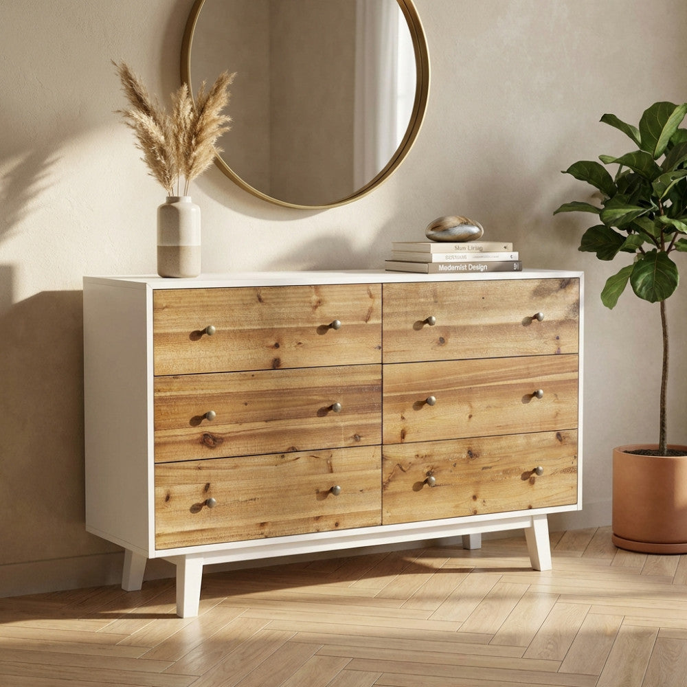 Dettaglio frontale della cassettiera in legno con sei cassetti e specchio rotondo.