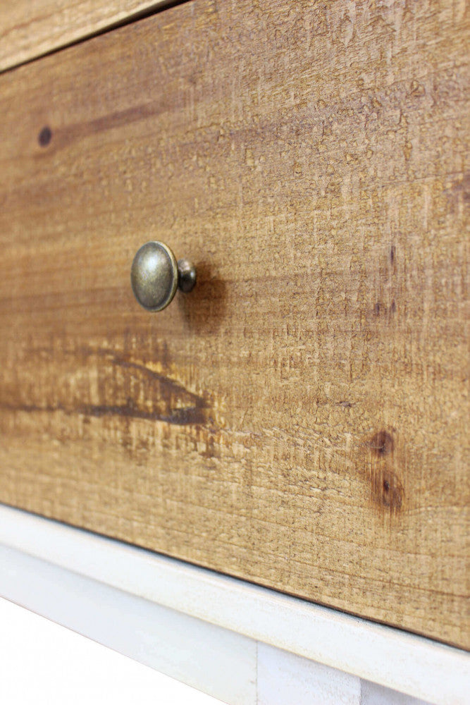Dettaglio ravvicinato della texture del legno e delle venature naturali.
