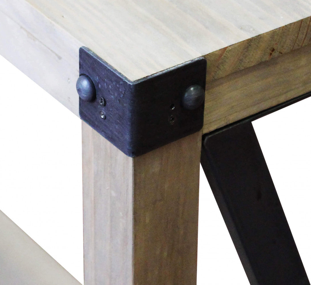 Dettaglio ravvicinato dell'angolo in acciaio antracite con rivetti sul piano in legno marrone.