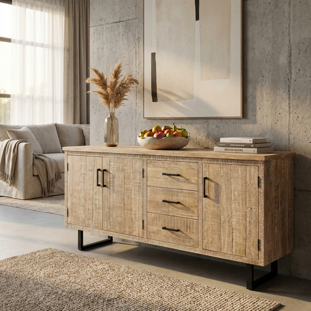 Credenza Barret in legno e metallo ambientata in un soggiorno moderno con pareti in cemento e divano chiaro.