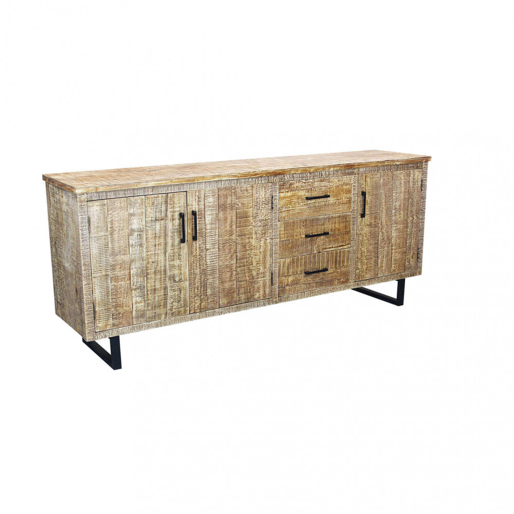 Vista frontale della credenza Barret isolata su fondo bianco, che mostra tre ante e tre cassetti.